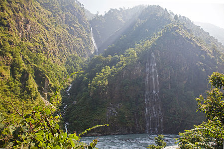 vodopád do řeky Budhi Gandaki - Canon EOS 5D Mark II, Canon EF 24-105 mm f/4 F9, 1/100, ISO 800